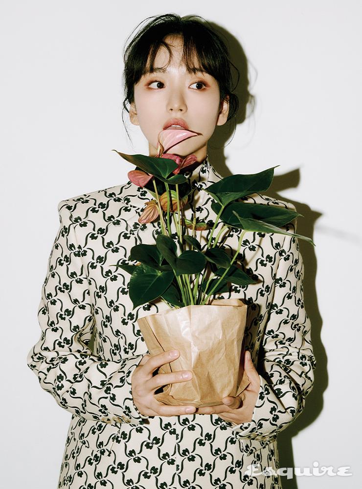 패턴 재킷, 패턴 터틀넥 모두 토리버치.