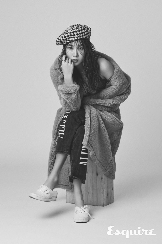 아우터웨어 쌀뤼드미엘. 브라탑, 팬츠 모두 알렉산더왕. 네크리스 판도라. 슈즈 스타일리스트 소장품.