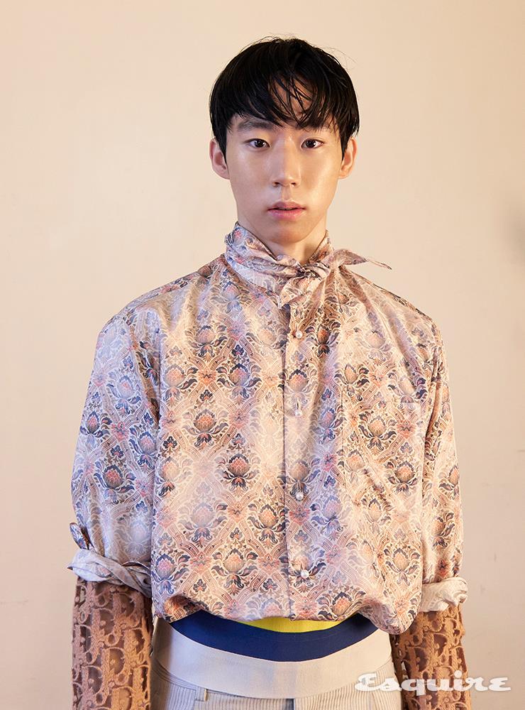 실크 셔츠, 오블리크 패턴 니트 톱, 스트라이프 쇼츠, 커머번드 모두 가격 미정 디올 맨.