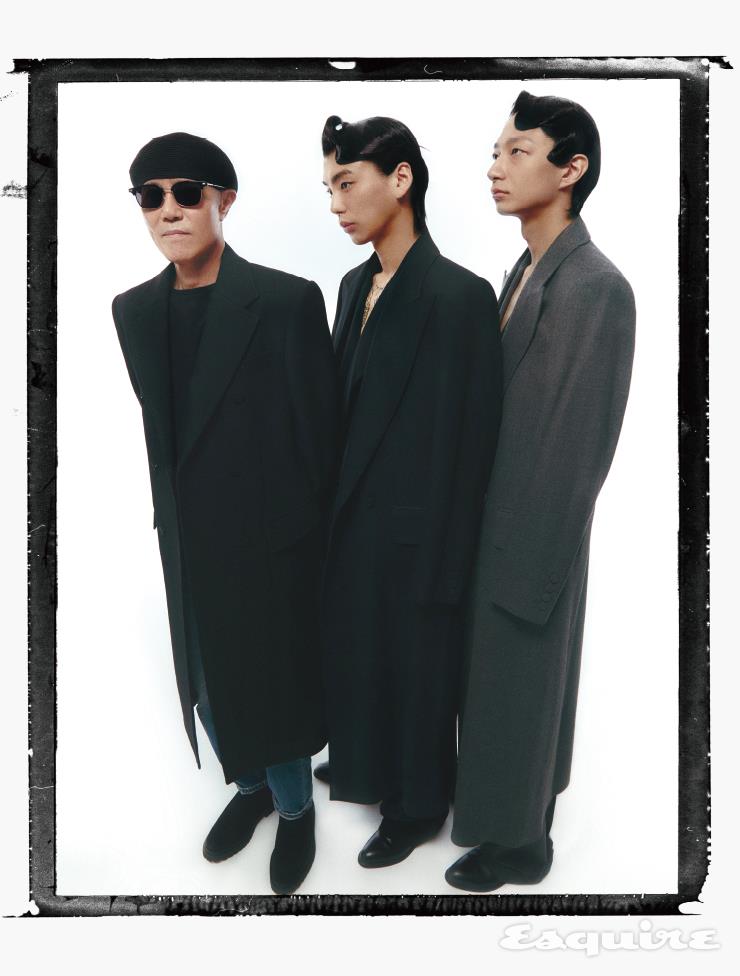 블랙 싱글브레스티드 코트 315만원 김서룡. 블랙 롱 코트 315만원, 더블브레스티드 재킷 215만원, 팬츠115만원, 첼시 부츠 가격 미정 모두 김서룡. 그레이 롱 코트 315만원, 그레이 더블브레스티드 재킷 215만원, 그레이 팬츠 115만원, 첼시 부츠 가격 미정 모두 김서룡.
