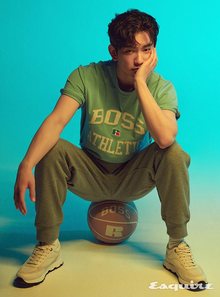 보스 x 러셀 애슬레틱 레터링 티셔츠, 조거 팬츠, 스니커즈 모두 보스 맨.