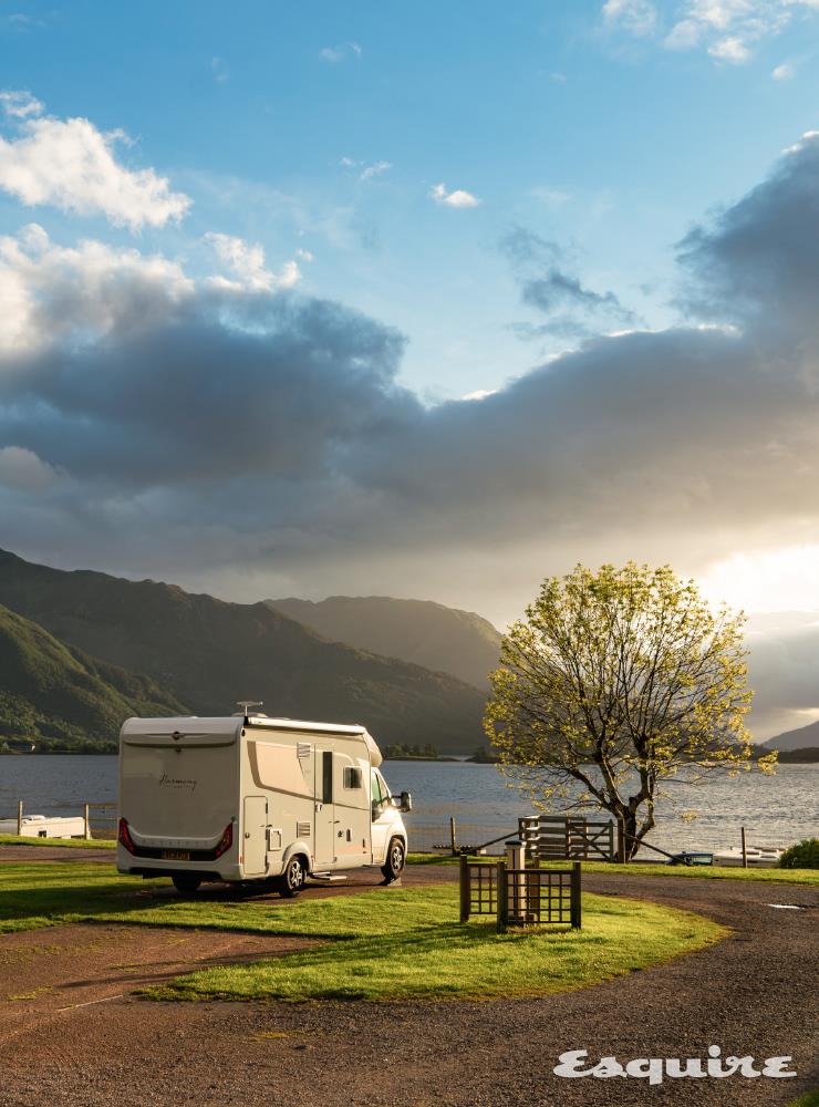글렌코의 호수와 면한 인버코 캐러밴 앤 캠핑 파크 (Invercoe Caravan & Camping Park).