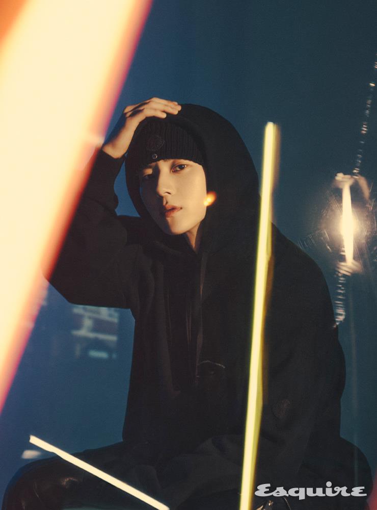 오버사이즈 후디 가격 미정, 지퍼와 메탈 장식이 특징인 양가죽 팬츠 367만원, 울 비니 28만원 모두 6 몽클레르 1017 알릭스 9SM.