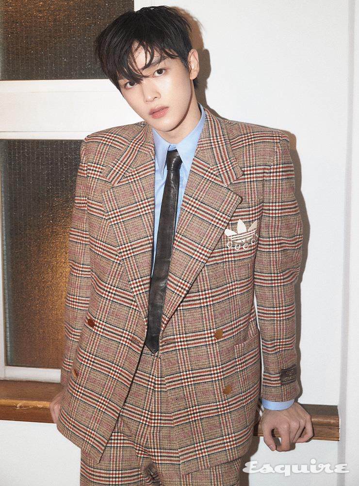 올오버 체크 모티브와 엠브로이더리 디테일의 포멀 재킷, 코튼 박시 셔츠, 올오버 체크 모티브와 호스빗 레더 디테일의 팬츠, 레더 타이 모두 구찌.