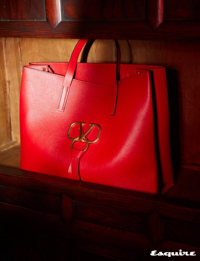 V링 디테일을 전면에 장식한 토트백. 간결한 실루엣과 강렬한 색이 인상적이다. 304만원 발렌티노 가라바니.