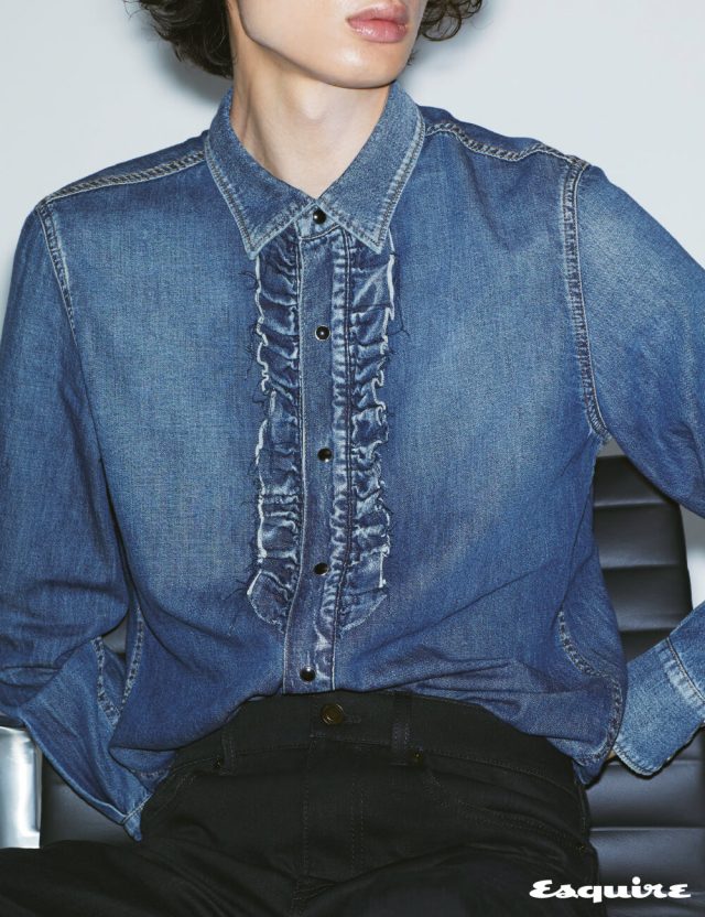 프릴 장식의 데님 셔츠, 검은색 데님 팬츠 모두 가격 미정 생 로랑 by 안토니 바카렐로.