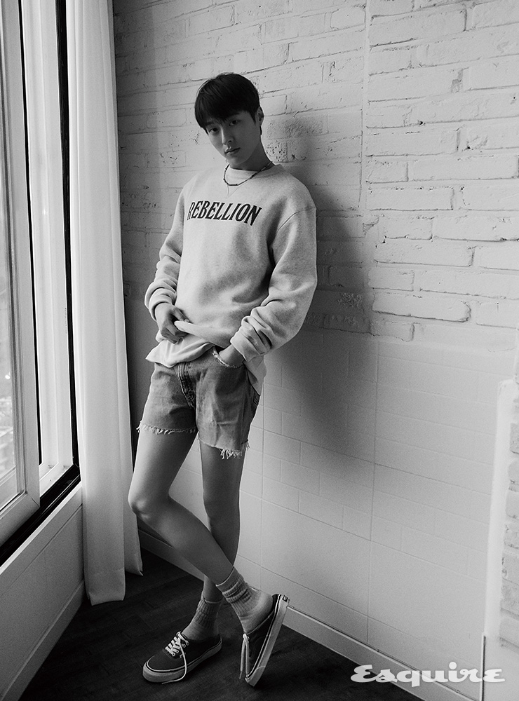 스웨트셔츠, 목걸이 모두 이자벨마랑 옴므. 티셔츠, 데님 쇼츠 모두 스타일리스트 소장품. 스니커즈 반스.