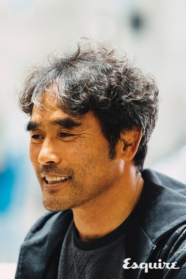 전 의성여고 체육 교사이자 현 신라중학교(경주)체육 교사 김경석. 무표정일 때는 놀라울 정도로 최민수를 닮았다. 컬링과 아이들 이야기가 나오면 저렇게 선하게 웃었다.