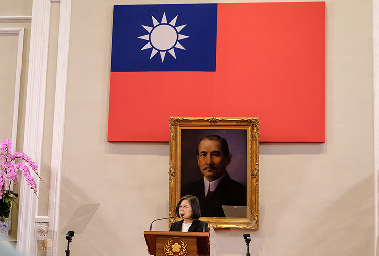 2021년 11월 2일, 총통궁에서 제 19차 APEC 대만 대표로 장종모우 TSMC 창업자를 지명하는 차이잉원 대만 총통.