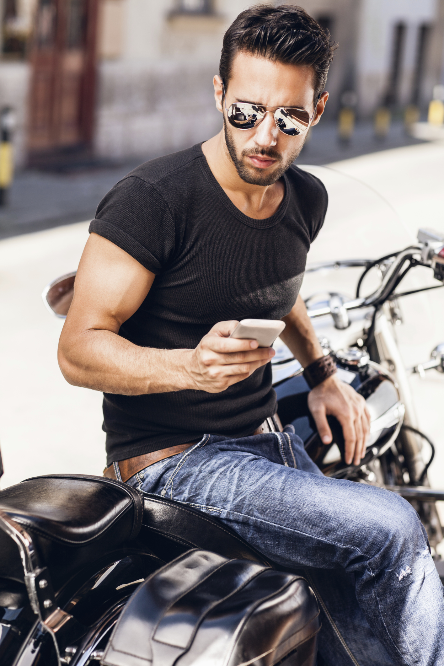 몸이 다한 것 같지만, 미러 처리된 보잉 선글라스가 큰 역할을 한 것도 사실이다.