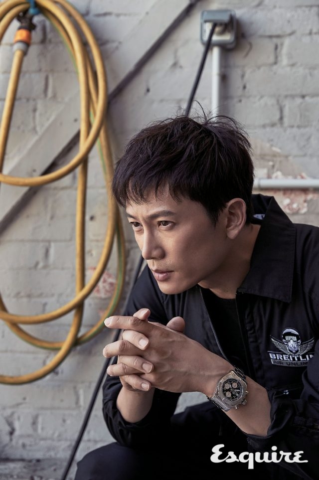 어벤저 II, 케이스 지름 43mm, 스테인리스 스틸 케이스, 스테인리스 스틸 브레이슬릿. 700만원대.