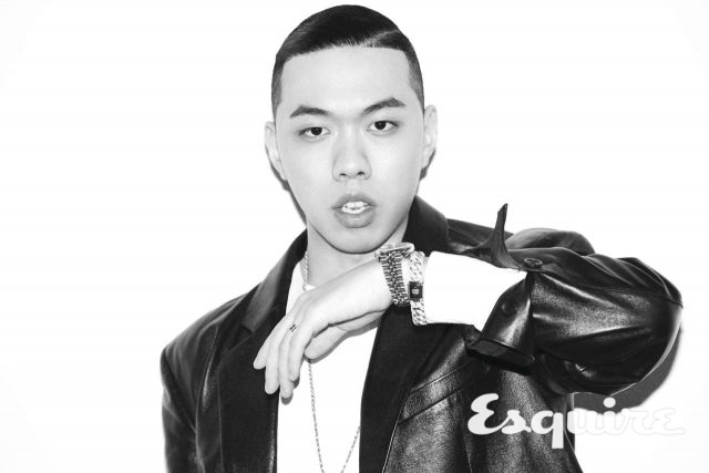 흰색 셔츠 슈프림. 가죽 테일러 칼라 재킷 인스턴트펑크. 금 목걸이, 뱅글 모두 체이서 byBALLIN.