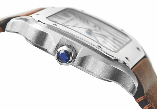 산토스의 측면. 살짝 측면을 굴린 러그 덕분에 찼을 때 착용감이 좋다. 저렇게 미세한 디자인 디테일이 막연하지만 좋은 느낌을 만든다.