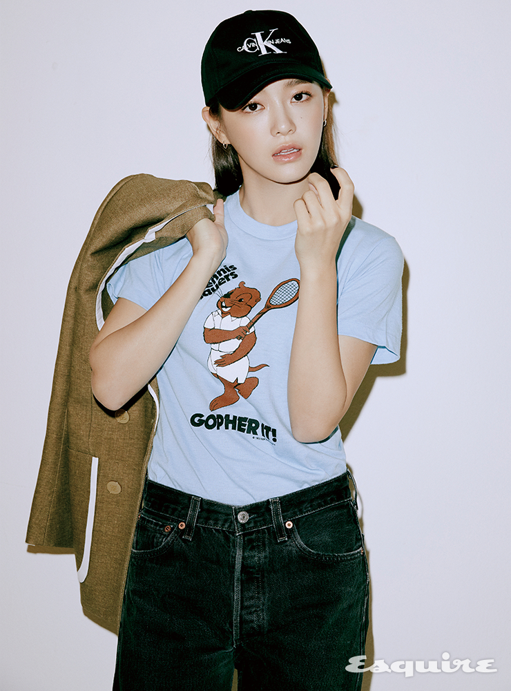 재킷 펜디. 티셔츠 페얼스 티샵. 데님 팬츠 스타일리스트 소장품. 캡 모자 캘빈클라인 진.