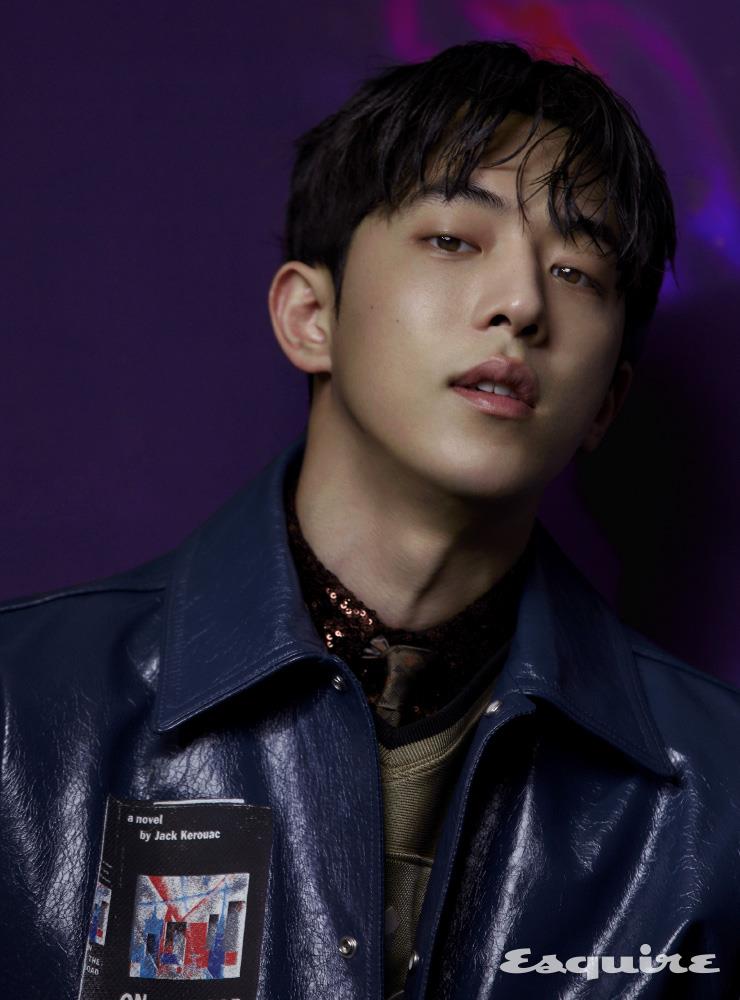 블루 페이턴트 램스킨 재킷, 스팽글 셔츠, 브이넥 로고 티셔츠, 실크 타이 모두 디올 맨.