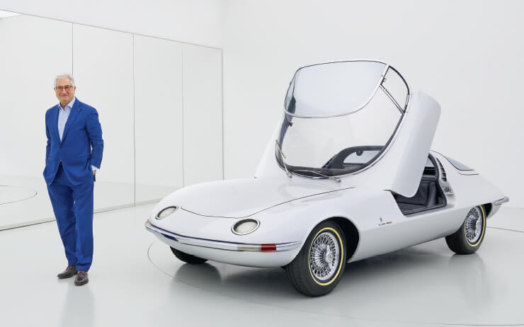 코베어 테츠도와 나란히 선 조르제토 주지아로. 1963년 제네바 모터쇼 출품을 위해 만들었다. 그의 작품 중 가장 영향이 큰 디자인으로 꼽힌다.