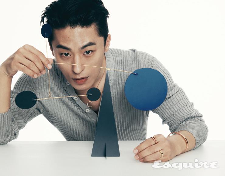다이아몬드를 세팅한 18K 핑크 골드 저스트 앵 끌루 네크리스, 18K 핑크 골드 저스트 앵 끌루 링, 18K 옐로 골드 러브 링, 18K 핑크 골드 러브 브레이슬릿 모두 까르띠에. 헨리넥 니트 스타일리스트 소장품.