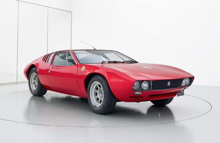  1966년 주지아로는 토리노의 기아 스튜디오에 합류해서 혁신적이고 대담한 드 토마소 망구스타를 만들었다. 이탈리아어로 몽구스를 의미하는 것은 당시 명성이 높았던 스포츠카 셸비 코브라를 겨냥한 주지아로의 욕망을 담은 것이다.