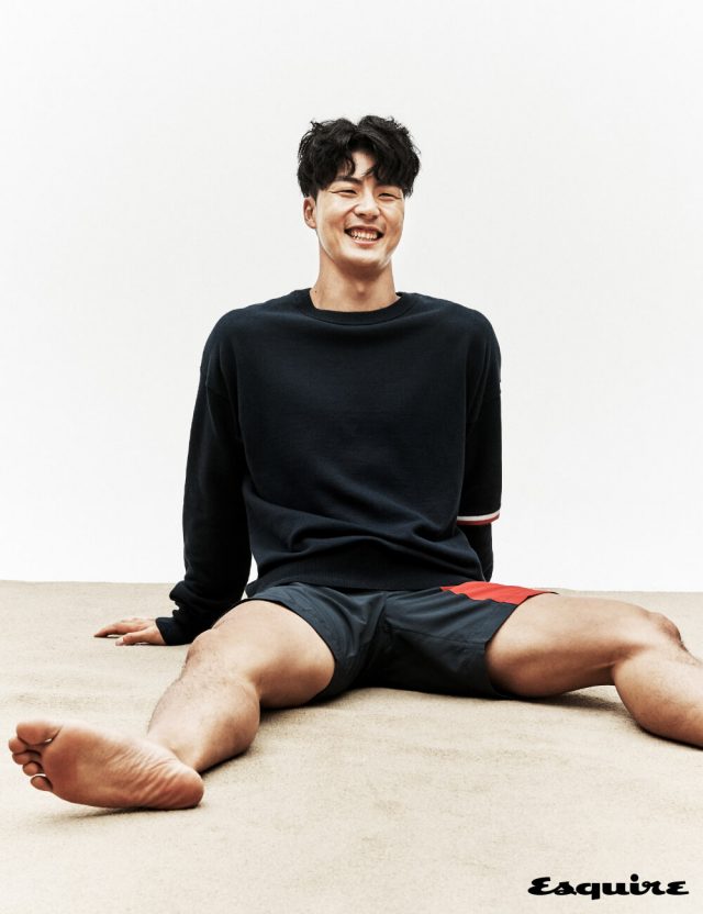 니트 톱, 쇼츠 모두 타미 힐피거.