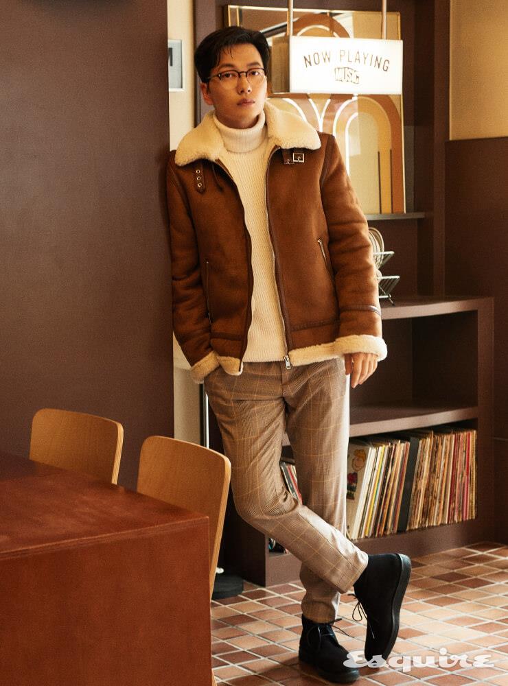  무통 코트, 터틀넥 톱, 팬츠, 부츠 모두 H&M.