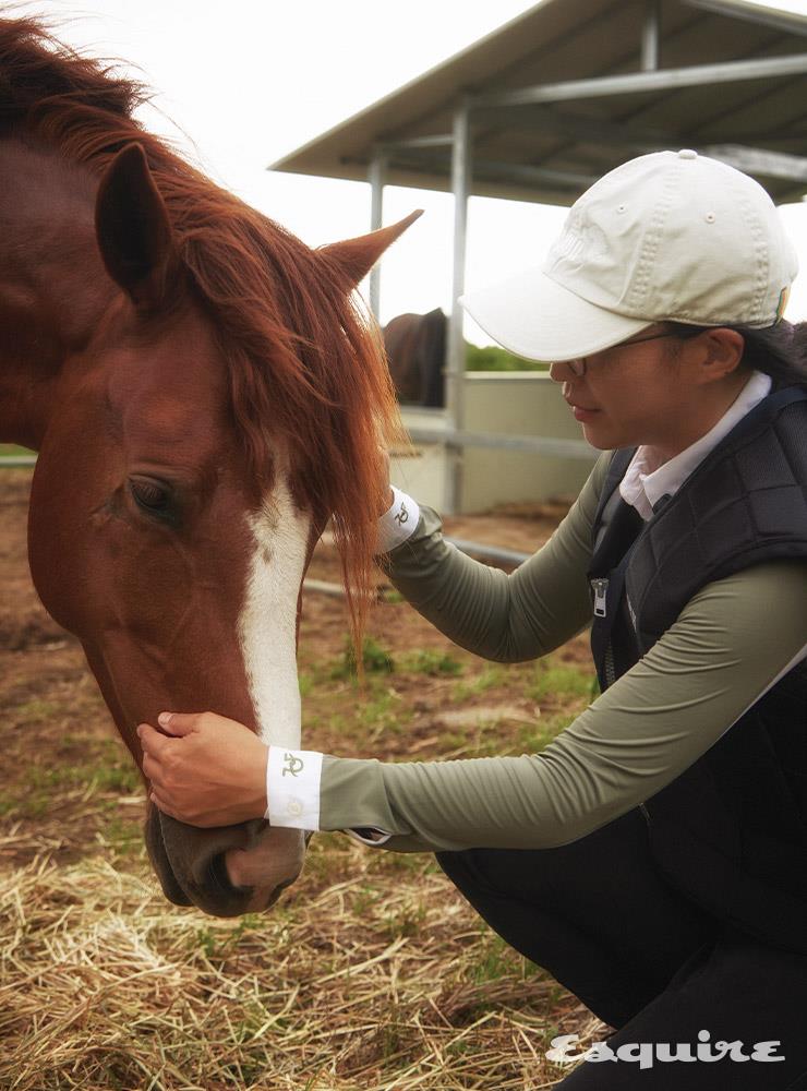 고향이를 쓰다듬는 유진의 모습. 그린 호스 상태로 왔지만 이제는 인간을 그리 두려워하지 않는다. 