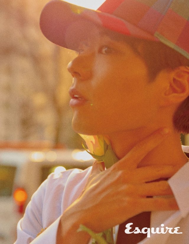 화이트 셔츠, 티셔츠, 캡 모자 모두 골든구스 디럭스브랜드.