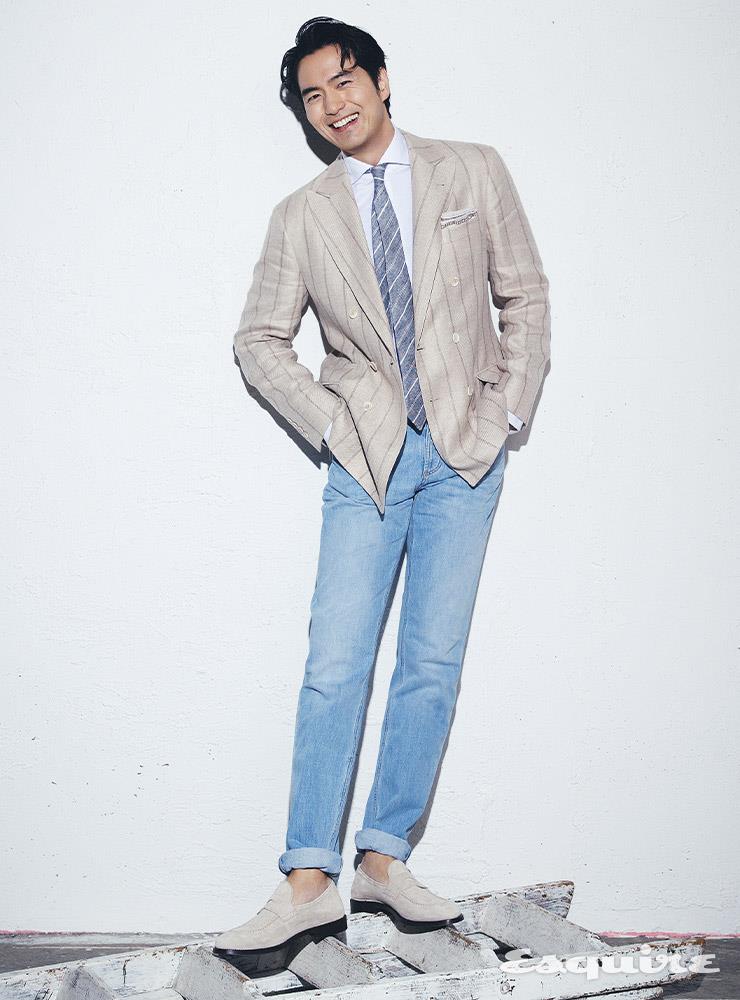 리넨 울 실크 재킷, 화이트 셔츠, 코튼 데님 팬츠, 스웨이드 로퍼, 리넨 타이, 실크 포켓스퀘어 모두 브루넬로 쿠치넬리.
