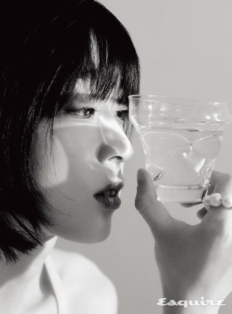슬리브리스 톱, 진주 링 모두 스타일리스트 소장품.