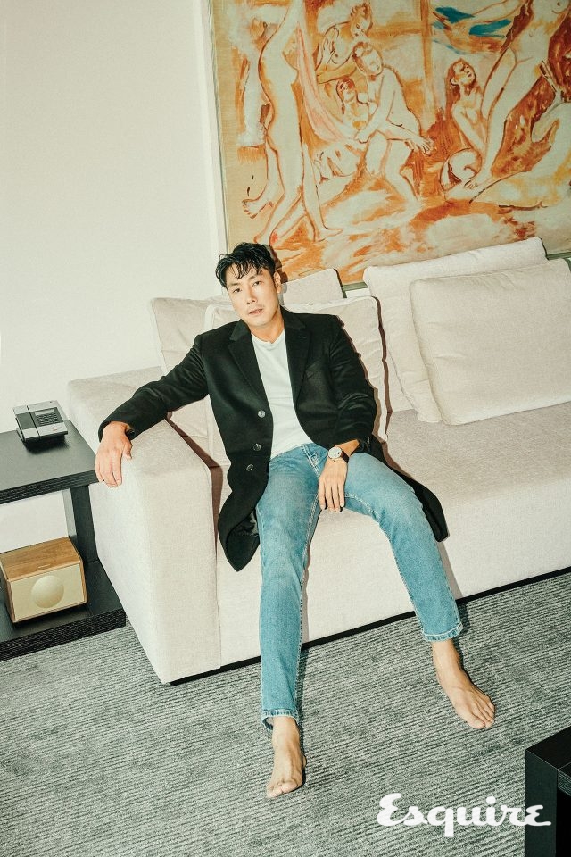 코트 보스 맨. 티셔츠 스타일리스트 소장품. 청바지 맨온더분. 연도, 월, 날짜, 요일을 한눈에 볼 수 있는 레드 골드 케이스 & 화이트 다이얼 포르투기저 퍼페추얼 캘린더 워치 IWC.