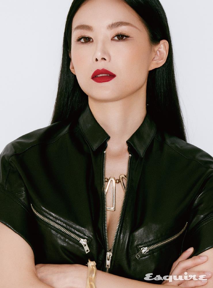 점프슈트 이로. 목걸이 벨앤누보. 팔찌 먼데이 에디션. 