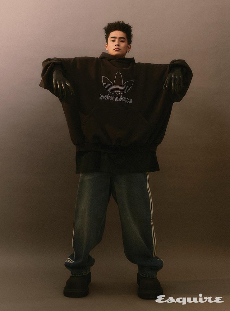 라지 핏 후디, 오버사이즈 티셔츠, 라지 배기 데님 팬츠, 이어링 모두 가격 미정 발렌시아가 / 아디다스. 더비 슈즈, 쇼트 페티시 글러브 모두 가격 미정 발렌시아가.