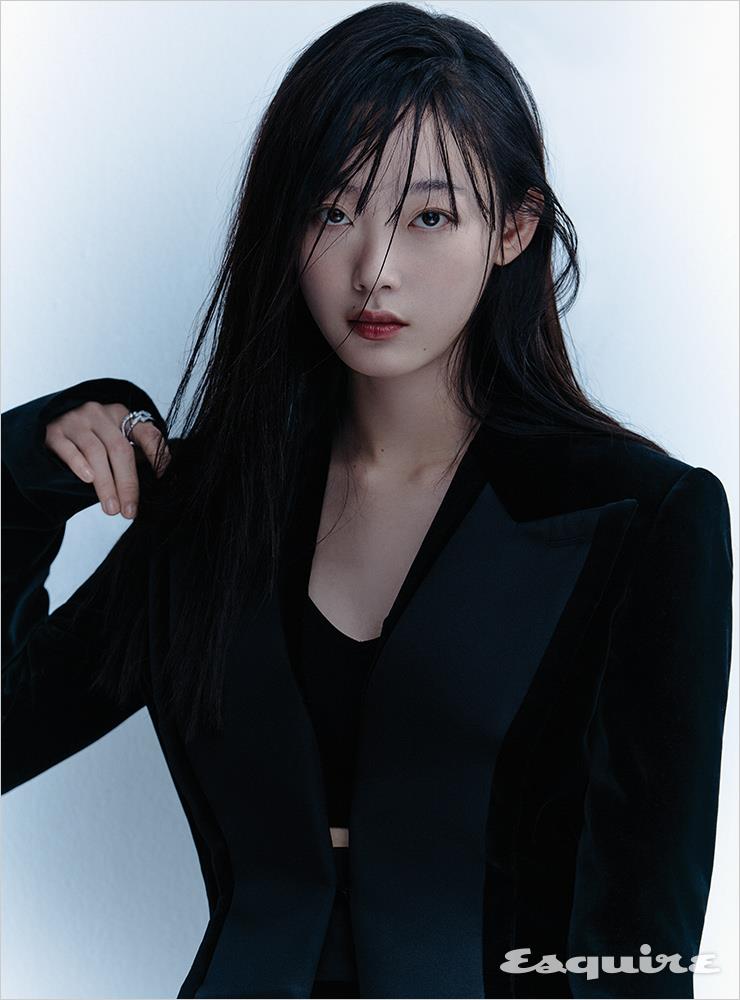 벨벳 재킷, 팬츠 모두 펜디. 반지 프레드. 톱 스타일리스트 소장품.