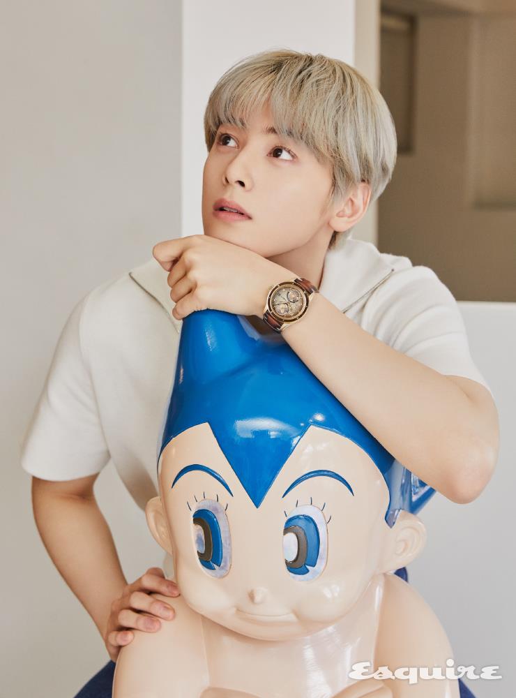 42mm의 새틴 마감 브론즈 케이스와 브라운 세라믹 베젤이 우아한 1858 지오스피어 리미티드 에디션 1858 841만원 몽블랑. 폴로셔츠 산드로 옴므.