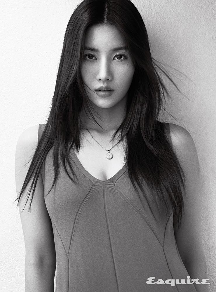 슬리브리스 원피스 코스. 네크리스 아티스트 소장품.