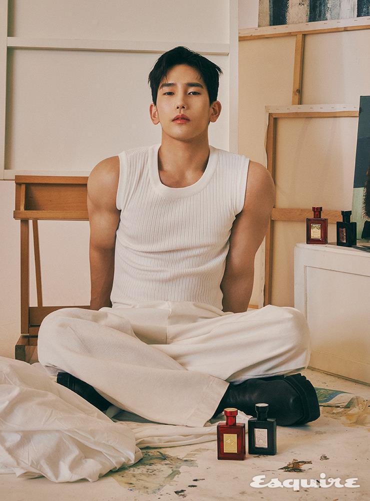 편안하게 오래 남는 은은한 코튼 향과 블랙 보틀의 모던함이 멋스러운 ‘코튼 허그’, 우디와 머스크의 잊혀지지 않는 섹시한 잔향이 매력적인 ‘코튼 키스’ 각각 5만5000원 모두 포맨트. 와이드 팬츠 렉토 맨.