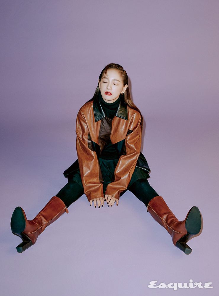 투톤 레더 재킷 스튜디오 톰보이. 터틀넥 톱, 플리츠 스커트 모두 캘빈클라인 진. 부츠 스타일리스트 소장품.