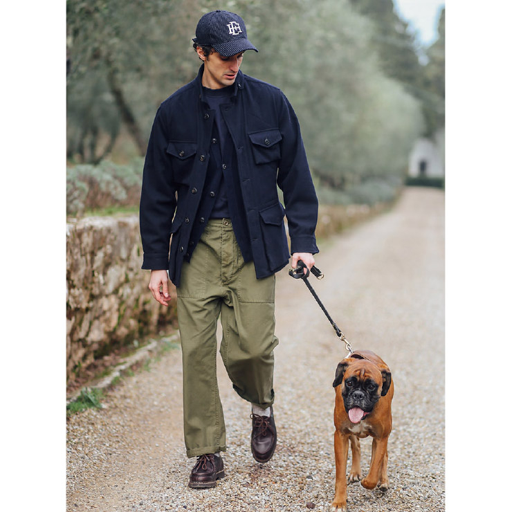 <EAST HARBOUR SURPLUS> 밀리터리 웨어를 일상에서도 부담스럽지 않게 현대적인 해석을 가미했다. 칼라를 심플하게 변형한 필드 재킷과 여유로운 실루엣의 퍼티그 팬츠가 눈길을 끈다.