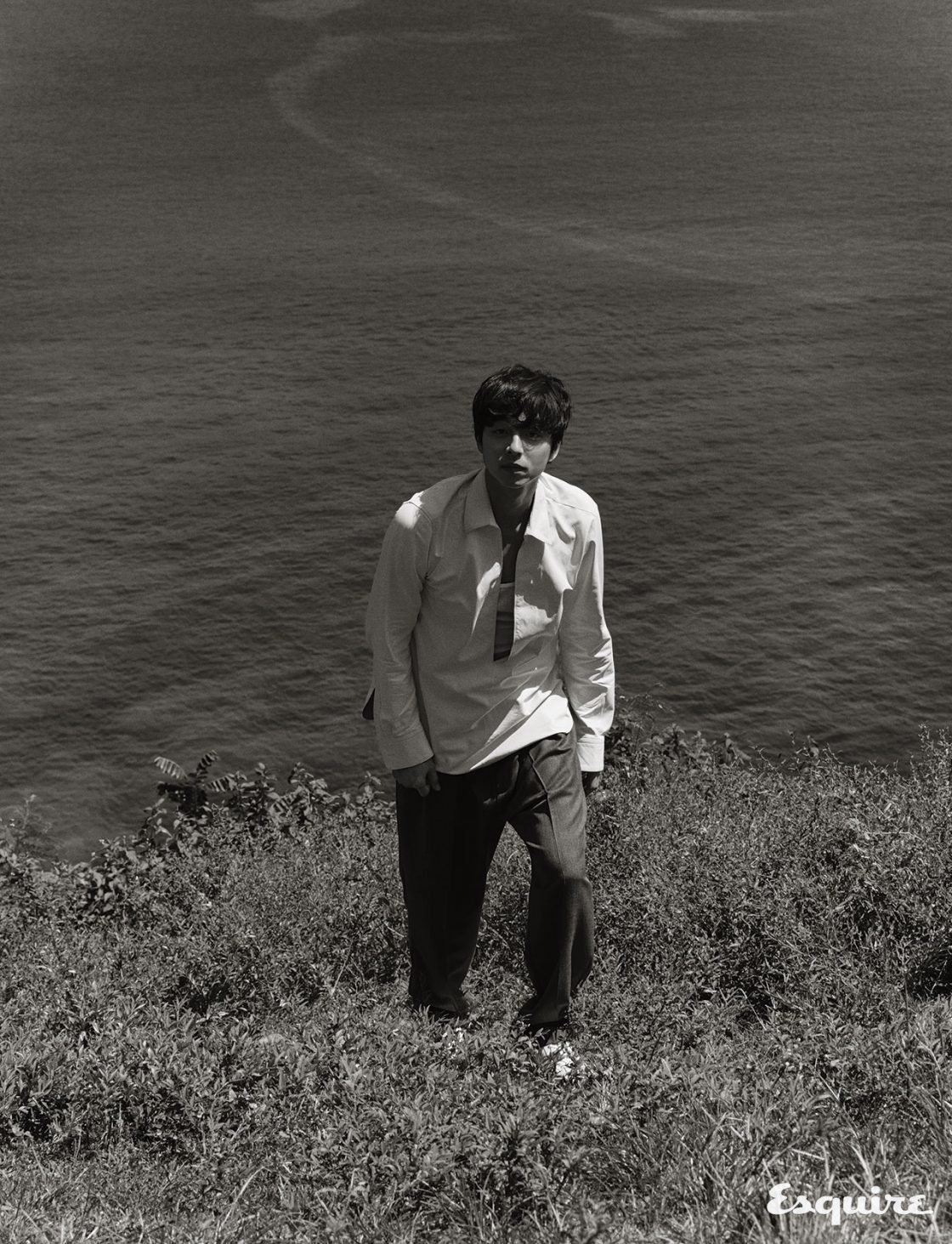 가죽 셔츠, 바지, 운동화 모두 가격 미정 루이비통. 톱 스타일리스트 소장품.