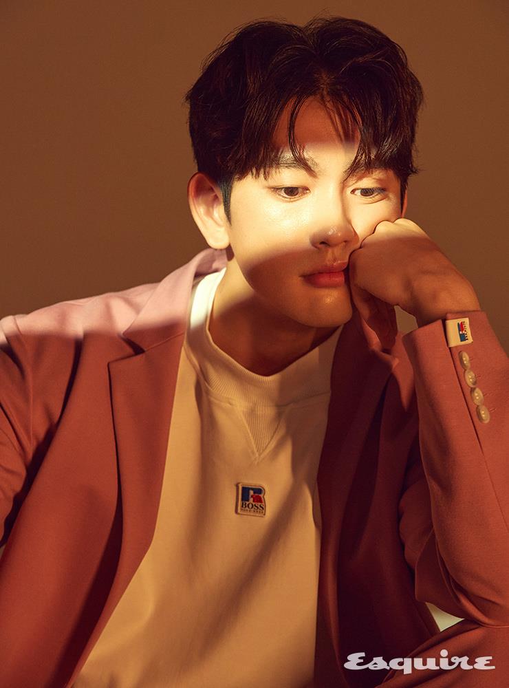 핑크 테일러드 슈트, 티셔츠 모두 보스 맨.