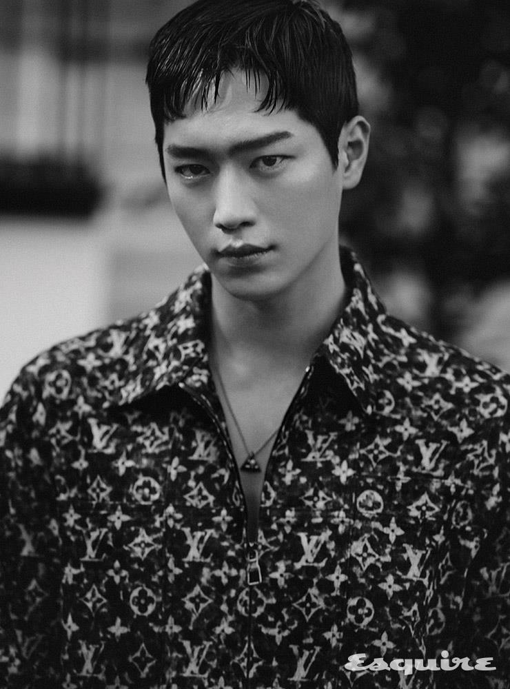 모노그램 포인틸리즘 데님 재킷, LV 볼트 라지 펜던트 네크리스 모두 루이 비통.