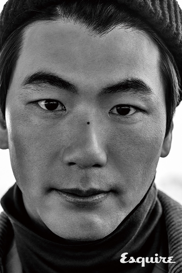 터틀넥 티셔츠 캘빈클라인 진. 코듀로이 오버코트 드레익스. 비니 에디터 소장품.