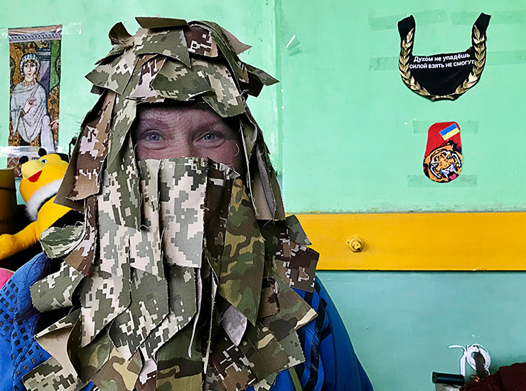 집에서 만든 길리 슈트를 보여주는 므콜라이우의 자원봉사자. &copy; BENJAMIN BUSCH 