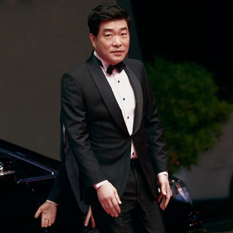 연기파 배우 손현주는 성실파 턱시도 스타일을 보여줬다. 여기에 커머번드를 덧붙여도 좋다.