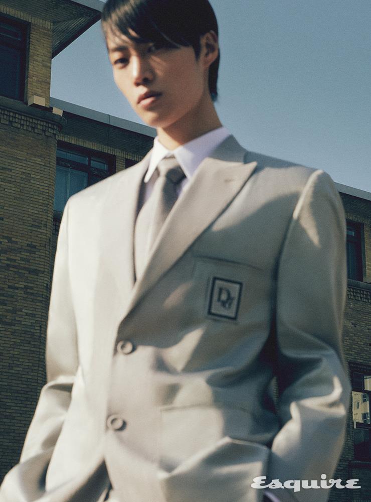 그레이 울 오버 자카르 재킷, 엠브로이더리 포플린 셔츠, 실크 타이 모두 가격 미정 디올 맨.
