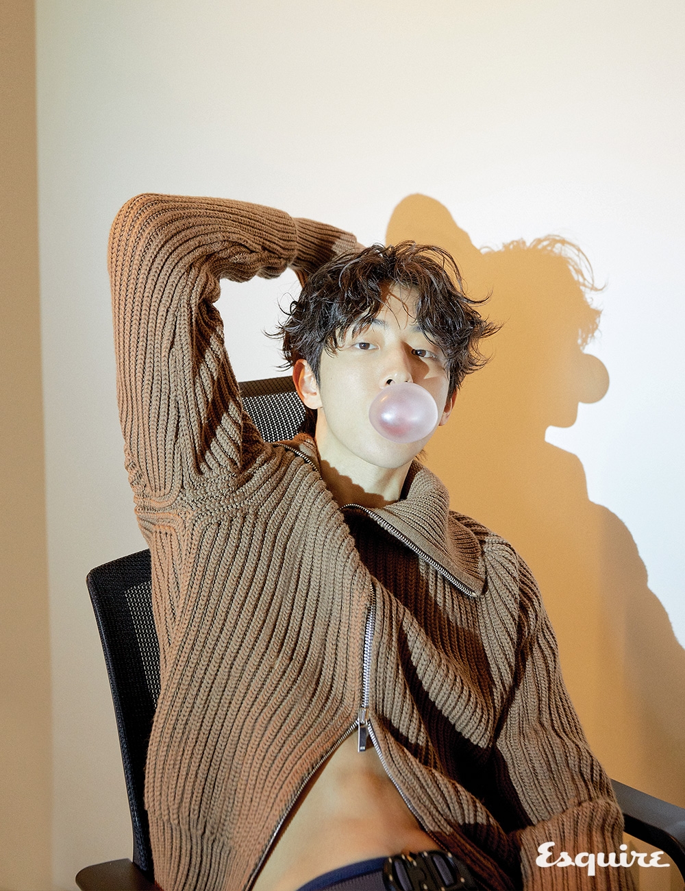 비대칭 지퍼 디테일의 울 소재 롤넥 니트, 메탈 버클 장식의 남색 테크니컬 코튼 소재 카고 바지, 버클 벨트 모두 디올 맨.