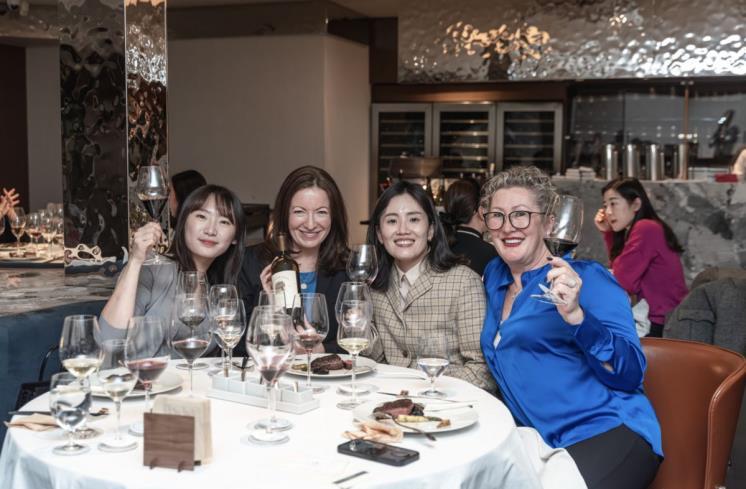 잭슨 패밀리 와인이 개최한 세계 여성의 날을 기념한 여성 리더 오찬회에는 잭슨 패밀리 와인즈의 아시아 부사장인 엠마 해몬즈(가장 오른쪽)와 프리마크 애비의 와인메이커 크리스티 멜튼(완쪽에서 두 번째)이 참석했다.