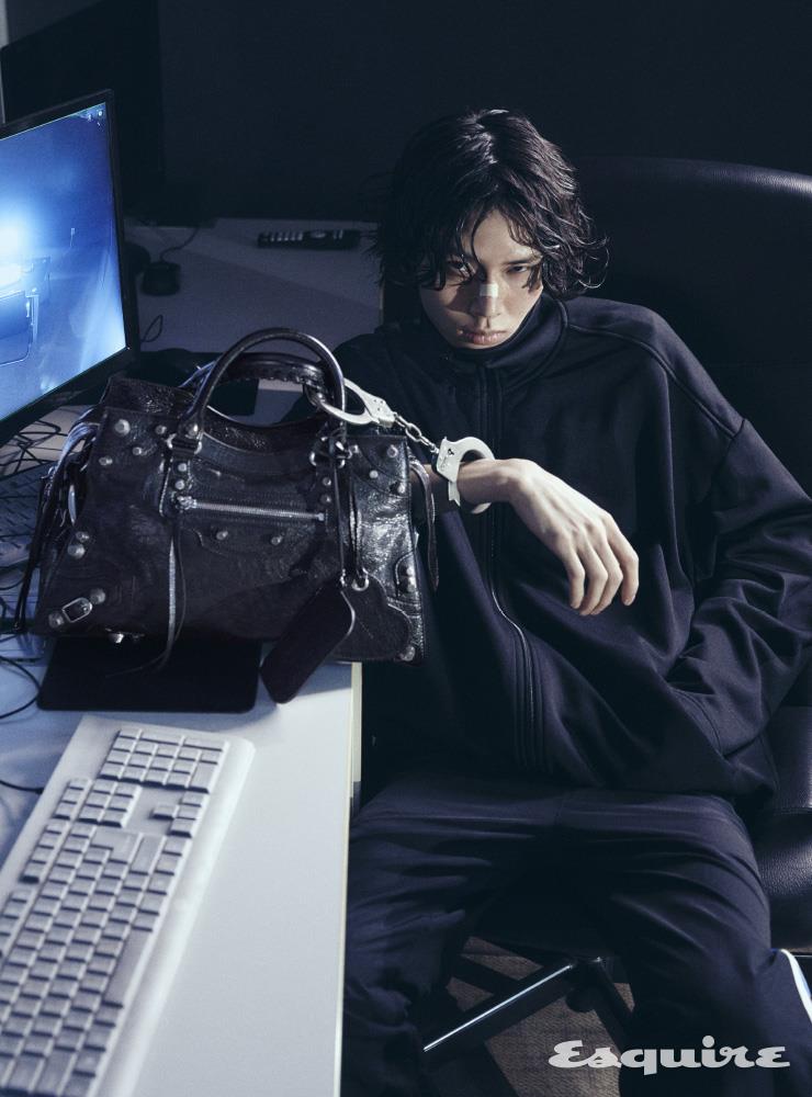 트랙슈트 재킷, 팬츠, 블랙 네오 카골 백 모두 가격 미정 발렌시아가.