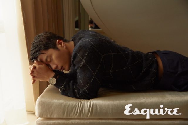 스테인리스스틸 케이스에 블루 핸즈를 장착한 포르투기저 크로노그래프 워치 IWC. 카디건, 바지 모두 마르니 by 무이.