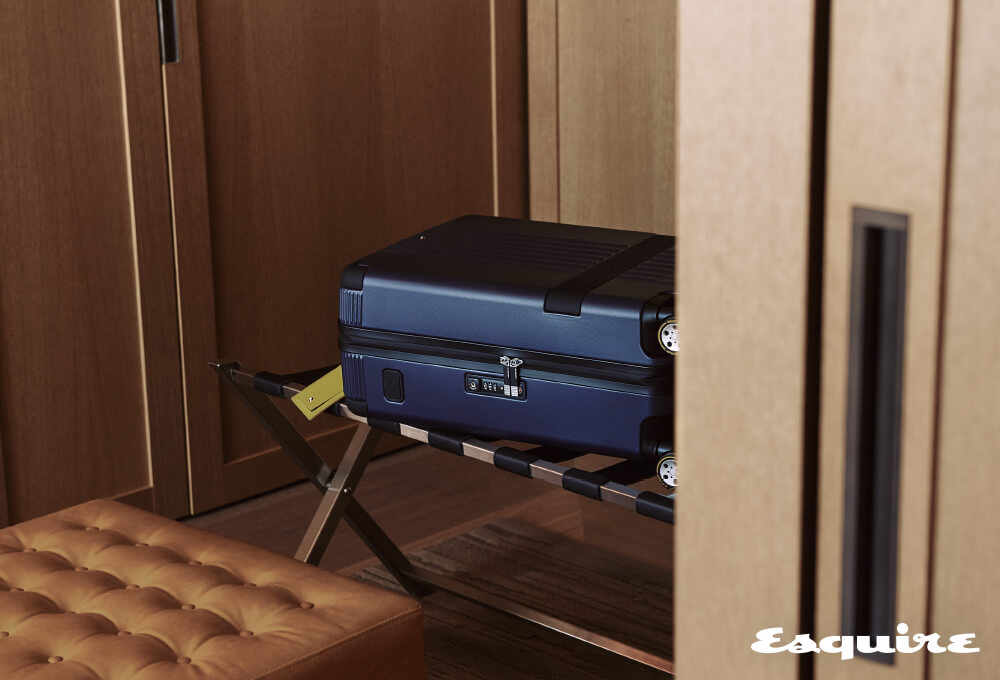 남색 보디에 피렐리 타이어 트레드 무늬를 새기고 노란색 러기지 태그를 조합한 ‘#MY4810 몽블랑 × 피렐리 리미티드 에디션 트롤리’ 99만원 몽블랑.