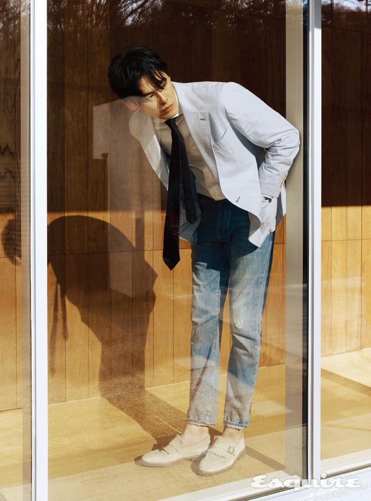 스트라이프 재킷, 화이트 셔츠, 워시드 데님 팬츠, 스웨이드 로퍼, 도트 프린팅 실크 타이 모두 가격 미정 브루넬로 쿠치넬리.
